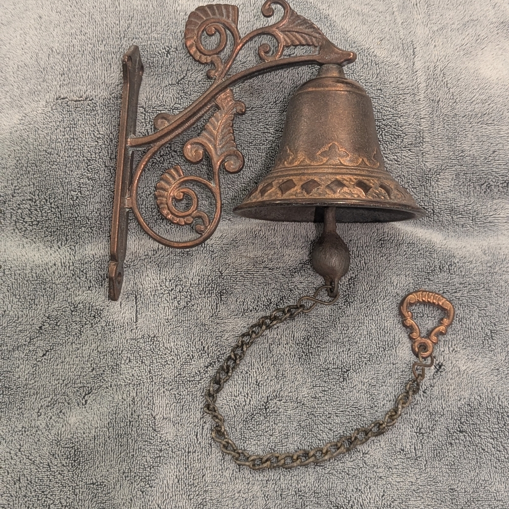 Antique Copper Wall-Mounted Dinner Bell – Ornate Scrollwork Farmhouse Décor - Picture 5 of 7